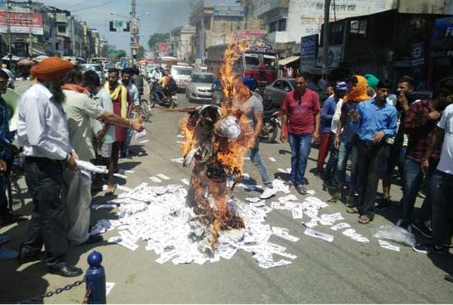 rebellion in aam admi party, aap workers burn arvind kejriwal statue in punjab