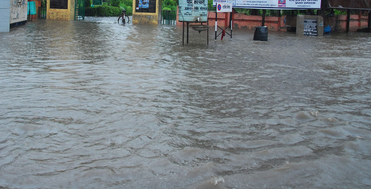 Woman killed by lightning in the rain