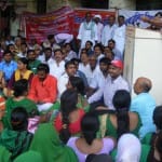 विकास भवन में जिला श्रमिक समन्वय समिति के धरना में बोलते अध्यक्ष अंबिका दुबे। 