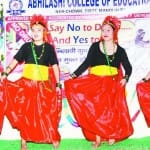 अभिलाषी कॉलेज में वेलकम पार्टी में नृत्य प्रस्तुत करती सिक्किम की छात्राएं।