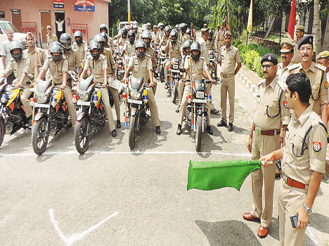 Police armed with pistol Cheetah Mobile