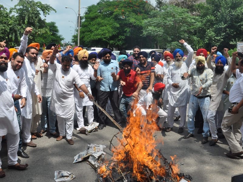  AAP, burned an effigy of Bhagwant Mann MP, Akalis burnt effigies, Patiala