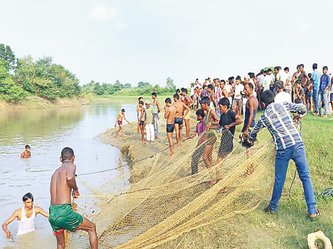 Youth and teens immersed in the river to cross, death
