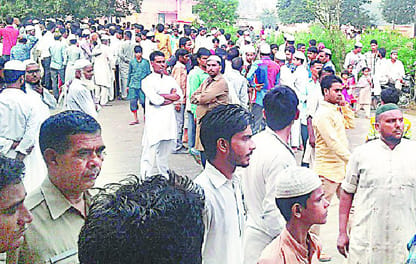 Uncontrollable pickup collided with a tractor-trolley, two killed