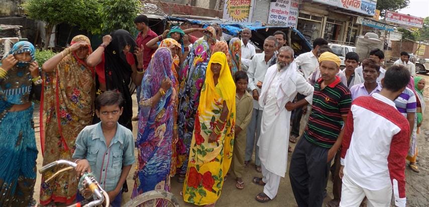 Car riders and caught the robbers, the villagers cut the commotion