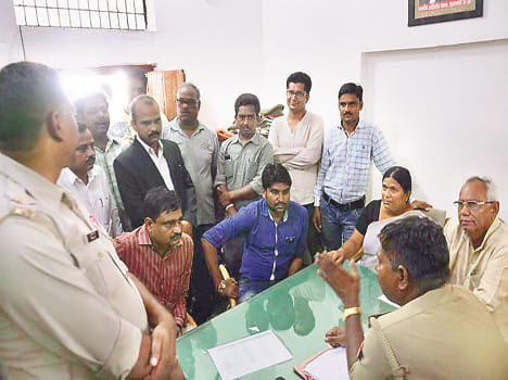 bjp leader protest at police thana
