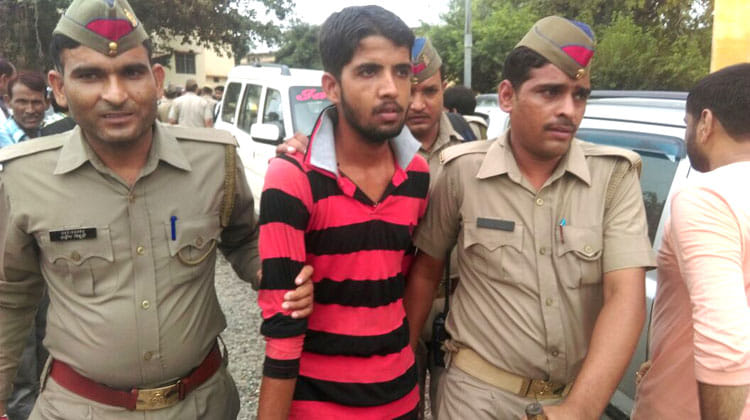 a guyes came court with pistol, seized