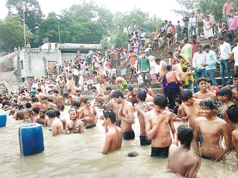 Har har Mahadev Jaykare Bdi Gunje on moon
