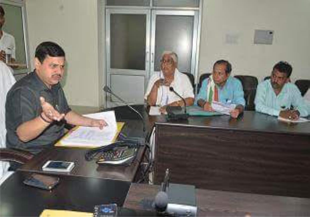 BND college kanpur's principle dr. vivek dwivedi blame on kanpur DM for risk of there life