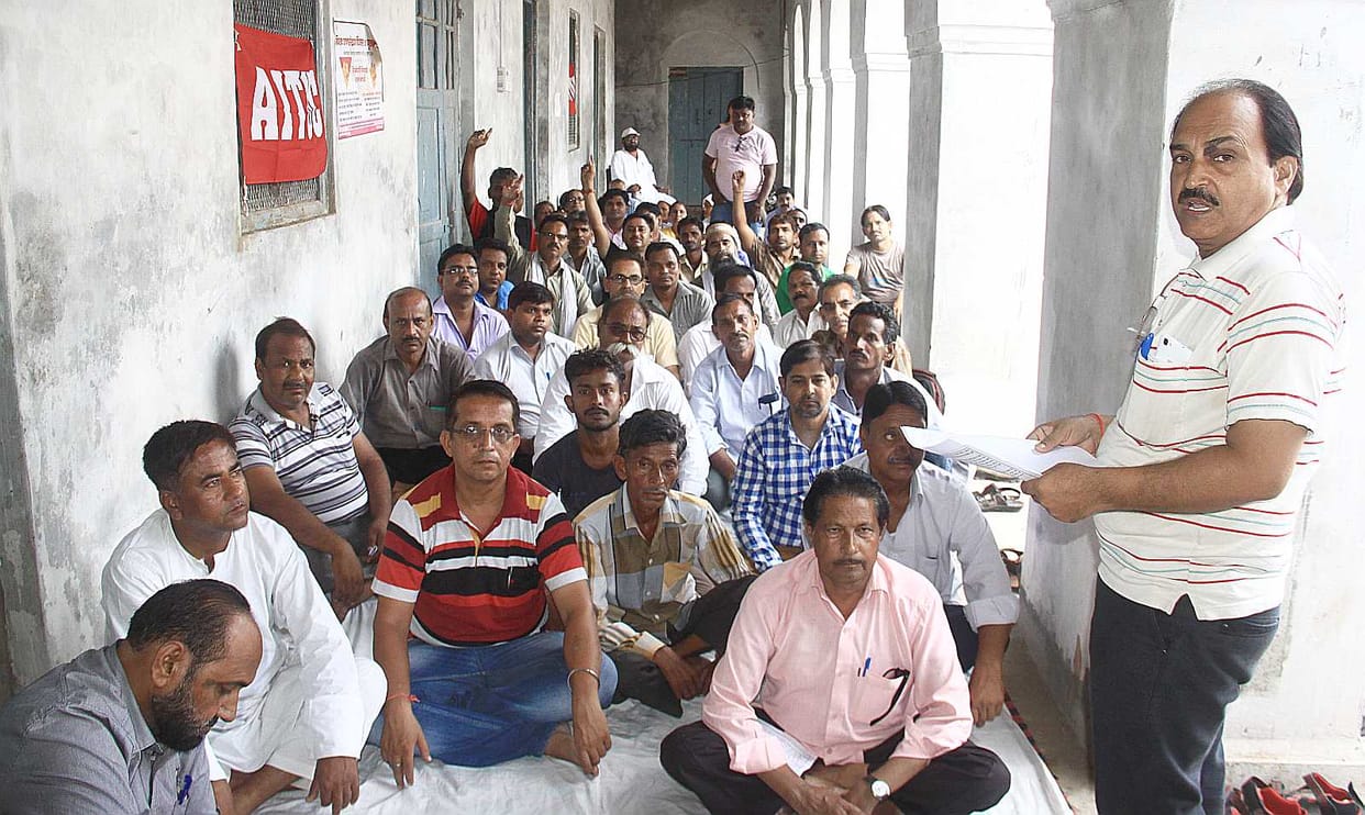 Employees, workers Governments are exploited प्रदर्शन