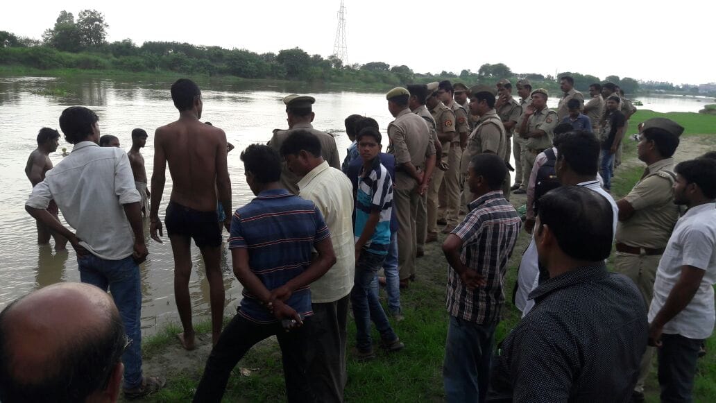 three friends missing in gomti river