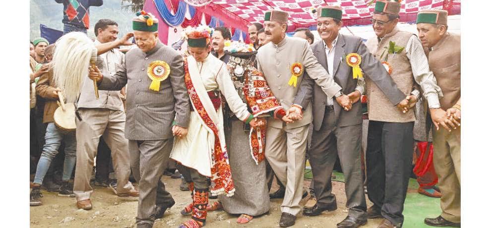 cm virbhadra singh dance on kinnauri nati