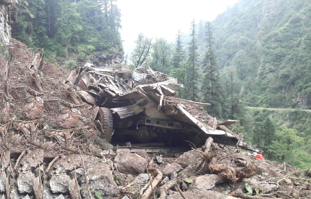 Land Slide on Jeep at kullu, Four Labourer Killed.