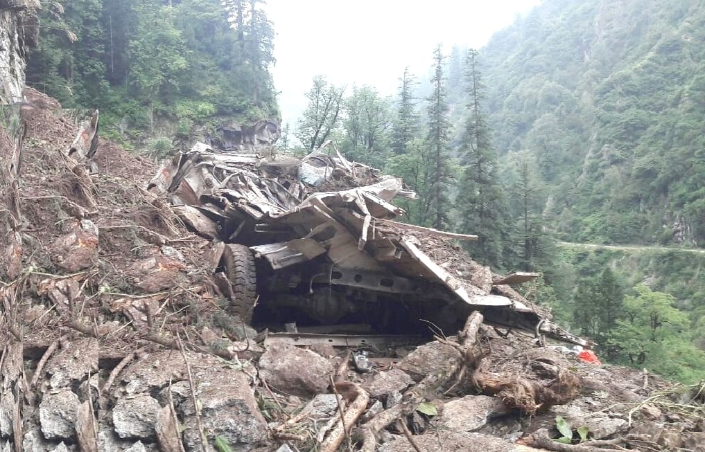 Land Slide on Jeep at kullu, Four Labourer Killed.