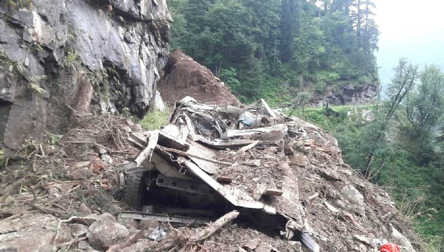 Land Slide on Jeep at kullu, Four Labourer Killed.