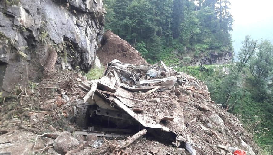 Land Slide on Jeep at kullu, Four Labourer Killed.