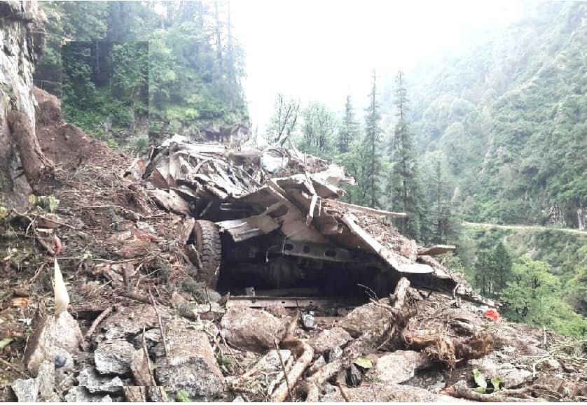 Land Slide on Jeep at kullu, Four Labourer Killed.