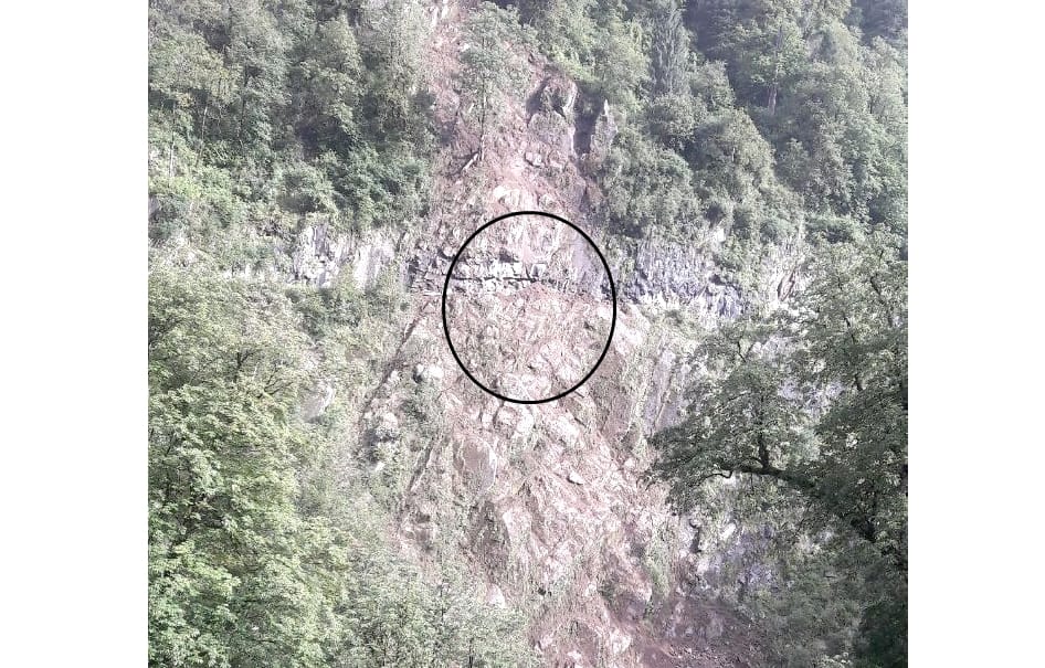 Land Slide on Jeep at kullu, Four Labourer Killed.