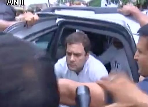 Anganwadi worker protest stopped rahul gandhi's convoy
