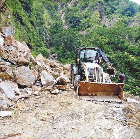 Debris fell 2 hours closed the highway