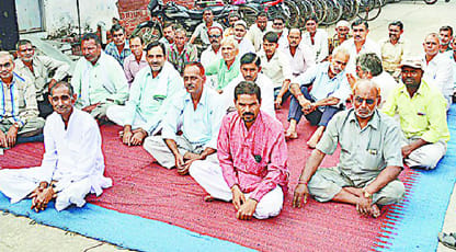 The strike paralyzed the functioning, disturbing the public