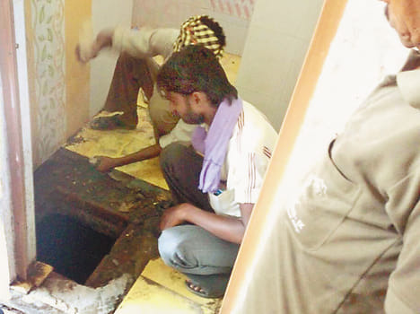 The death of two sanitation workers to clean the tank of the toilet and entered