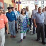 मुगलसराय रेलवे स्टेशन का निरीक्षण करती सीटीआर अर्चना श्रीवास्तव