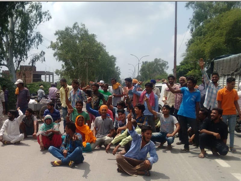 Markfed officials, labor picketing, blocking traffic, the woman slapped Patiala