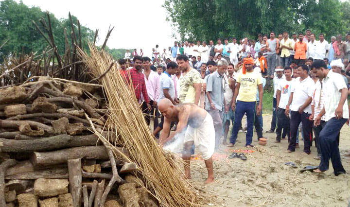 The body arrived in the village created a furore 4
