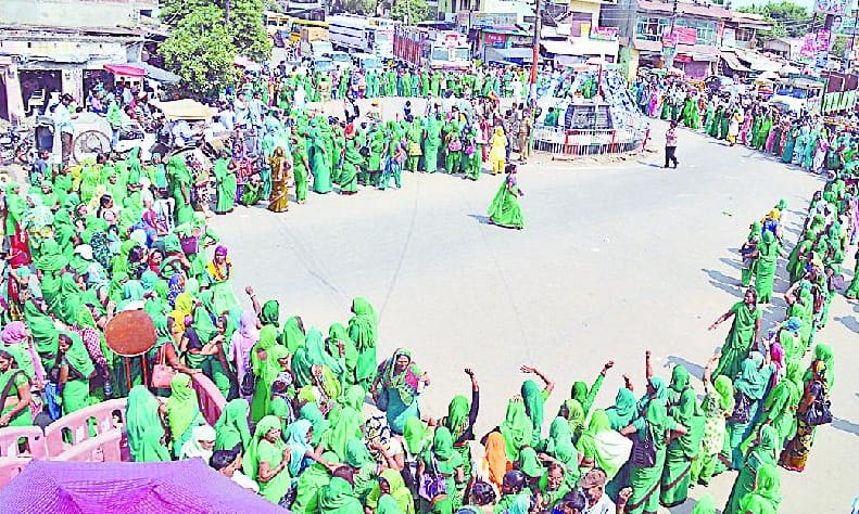  anganbadi karykartaon ka hangama
