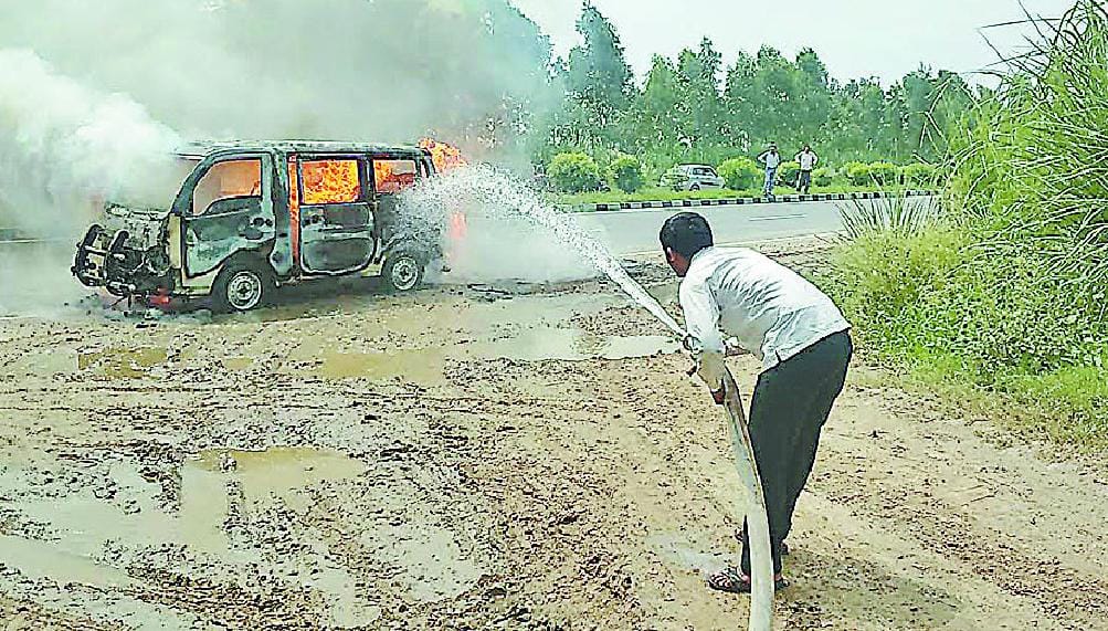 driver saved by jumping out of his car, car got burned, panipat 