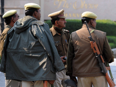 soldier fire carbine on public, drove the crowd in kanpur