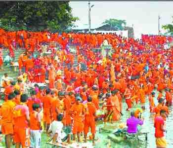 seven lacs shiv devotee today offer the water