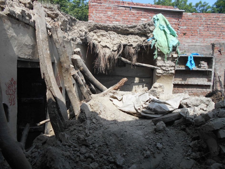 Fell two mud houses, two serious