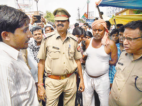 1.78 lakh robbed in broad daylight from salesmen