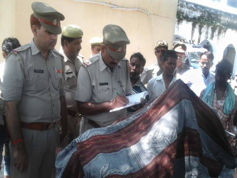 mahila ke saath dushkarm kee koshish, virodh par jalaaya