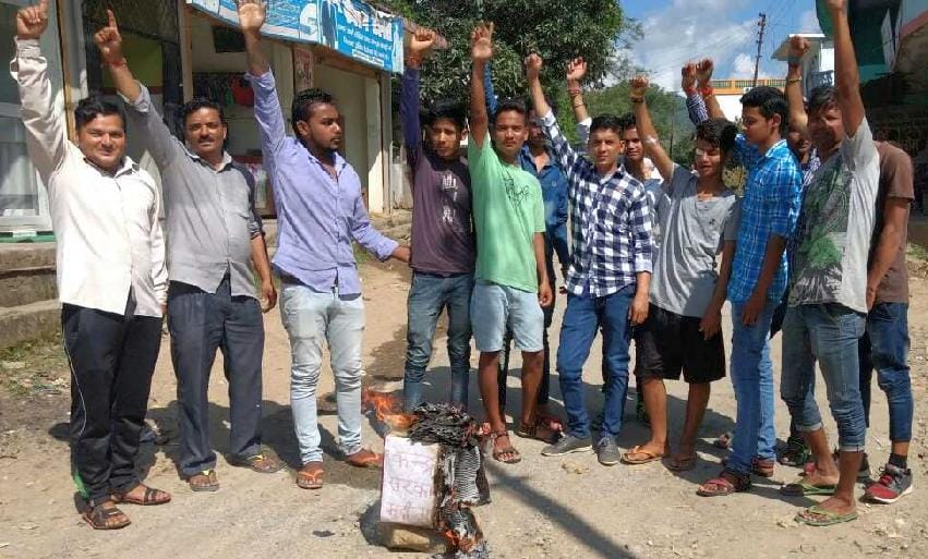 Social organizations, students burned an effigy of the center