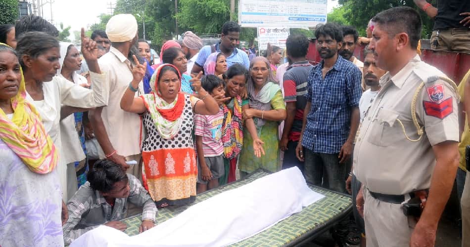 pregnant lady committed suicide due to in-laws, family protest with daughter dead body