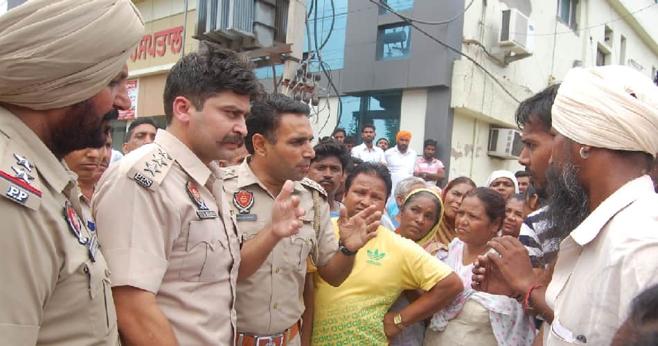 pregnant lady committed suicide due to in-laws, family protest with daughter dead body