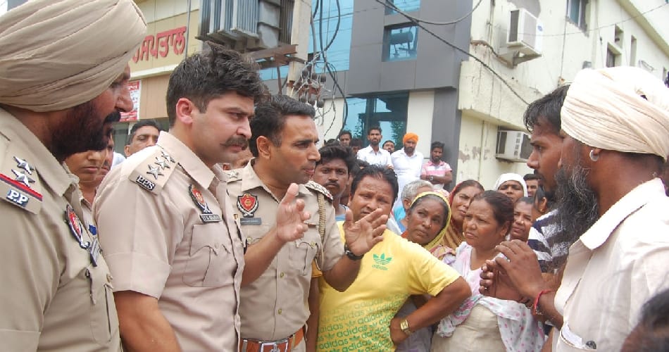 pregnant lady committed suicide due to in-laws, family protest with daughter dead body