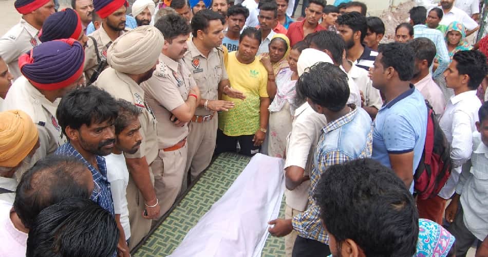 pregnant lady committed suicide due to in-laws, family protest with daughter dead body