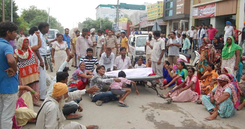 pregnant lady committed suicide due to in-laws, family protest with daughter dead body