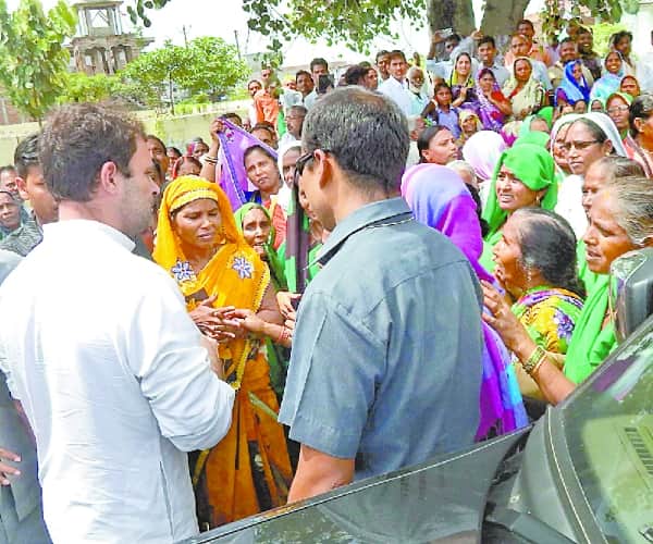 Protest against rahul gandhi in Amethi.