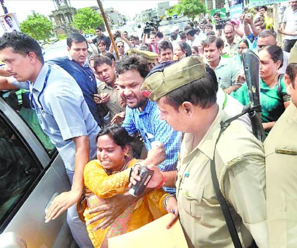 Protest against rahul gandhi in Amethi.