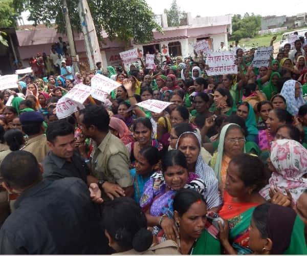 Protest against rahul gandhi in Amethi.