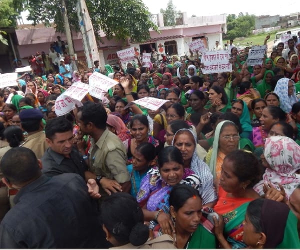Protest against rahul gandhi in Amethi.