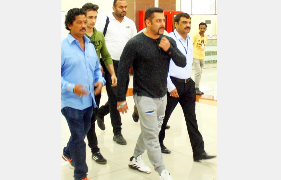 Salman Khan's blackbuck poaching case, Salman leaves shooting at manali.