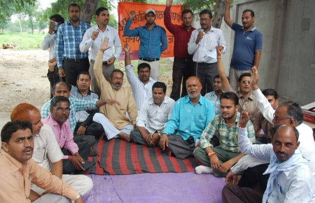 Sent a memorandum to the Chief Minister protester teachers 