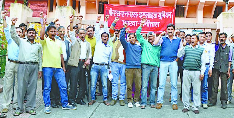 Workers showed strength ,Bus , factories and banks were closed