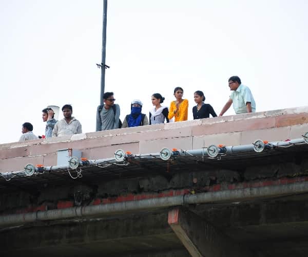 a couple commits suicide in   Lucknow.